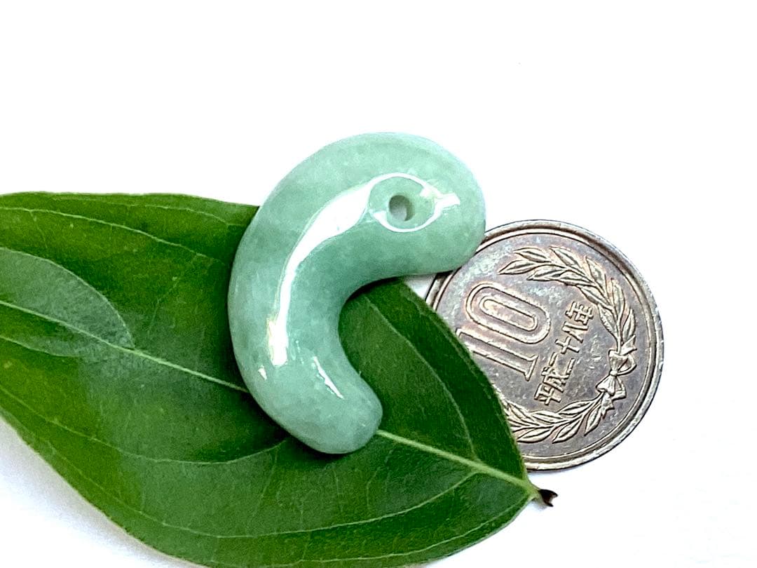 ✳摩訶不思議*開運導き　糸魚川翡翠勾玉*緑色‼️鑑別書付　特別製作の平塚古墳型‼️