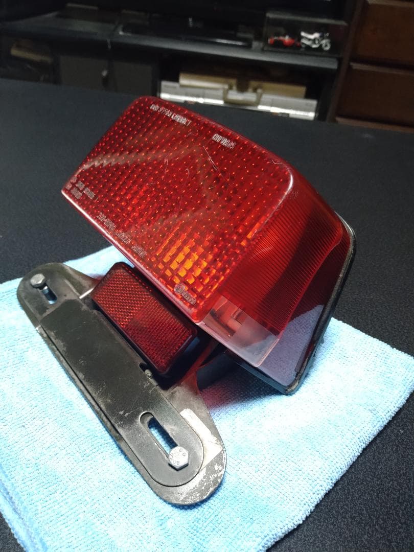バイク用赤テールランプ ボルト固定