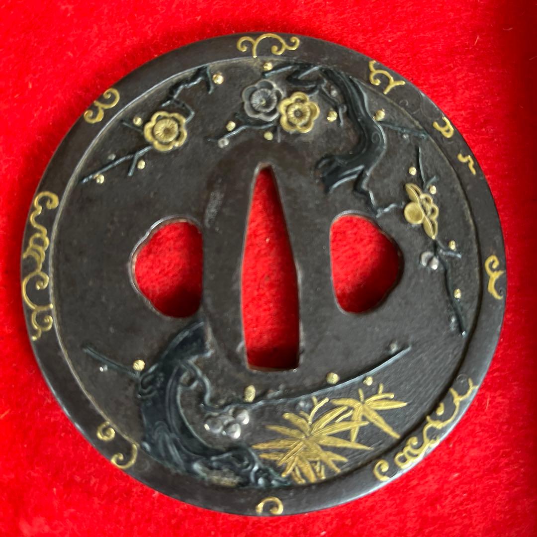 松竹梅図の鉄鍔