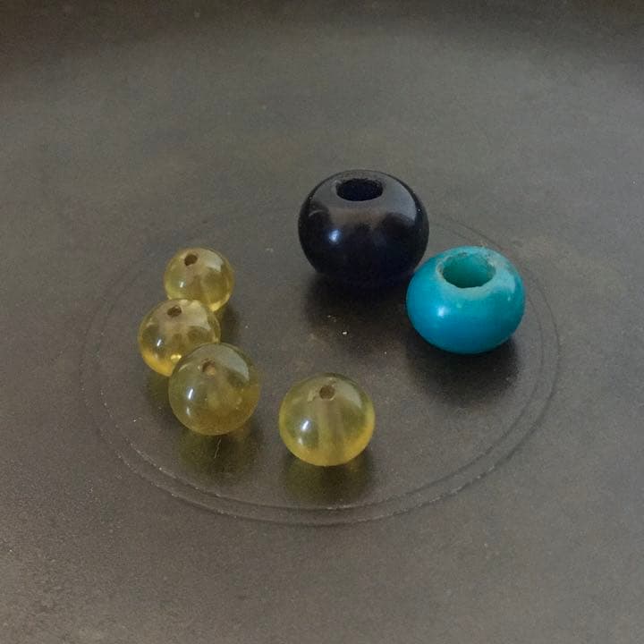 古墳時代　ビーズ　ガラス玉