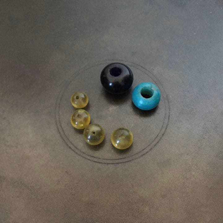 古墳時代　ビーズ　ガラス玉