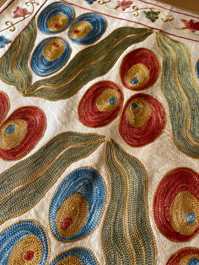 ウズベキスタン伝統刺繍スザニ　シルクonシルク　クッションカバー