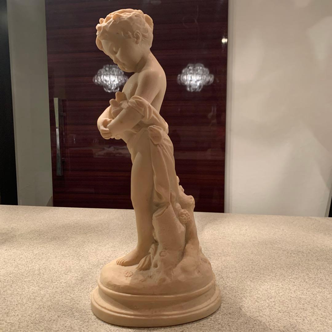 鳥を抱える子供