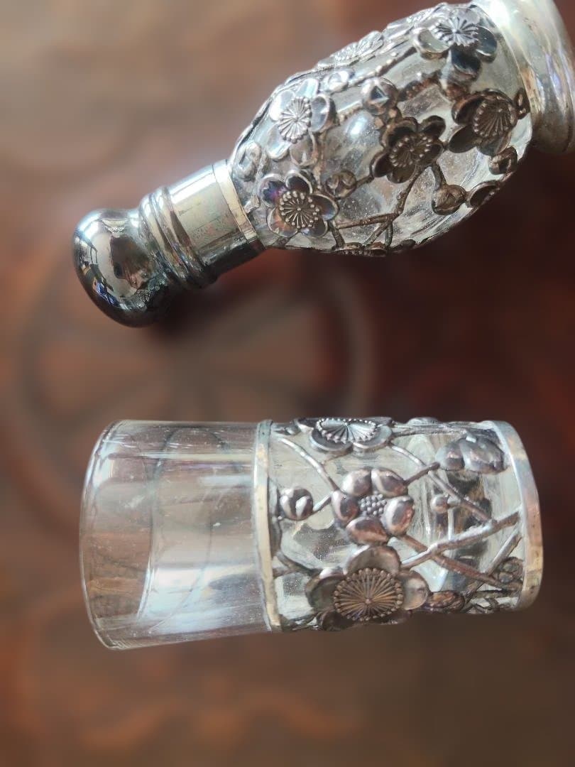 梅花模様のガラスと金属製装飾品、オ−ルドシルバー-