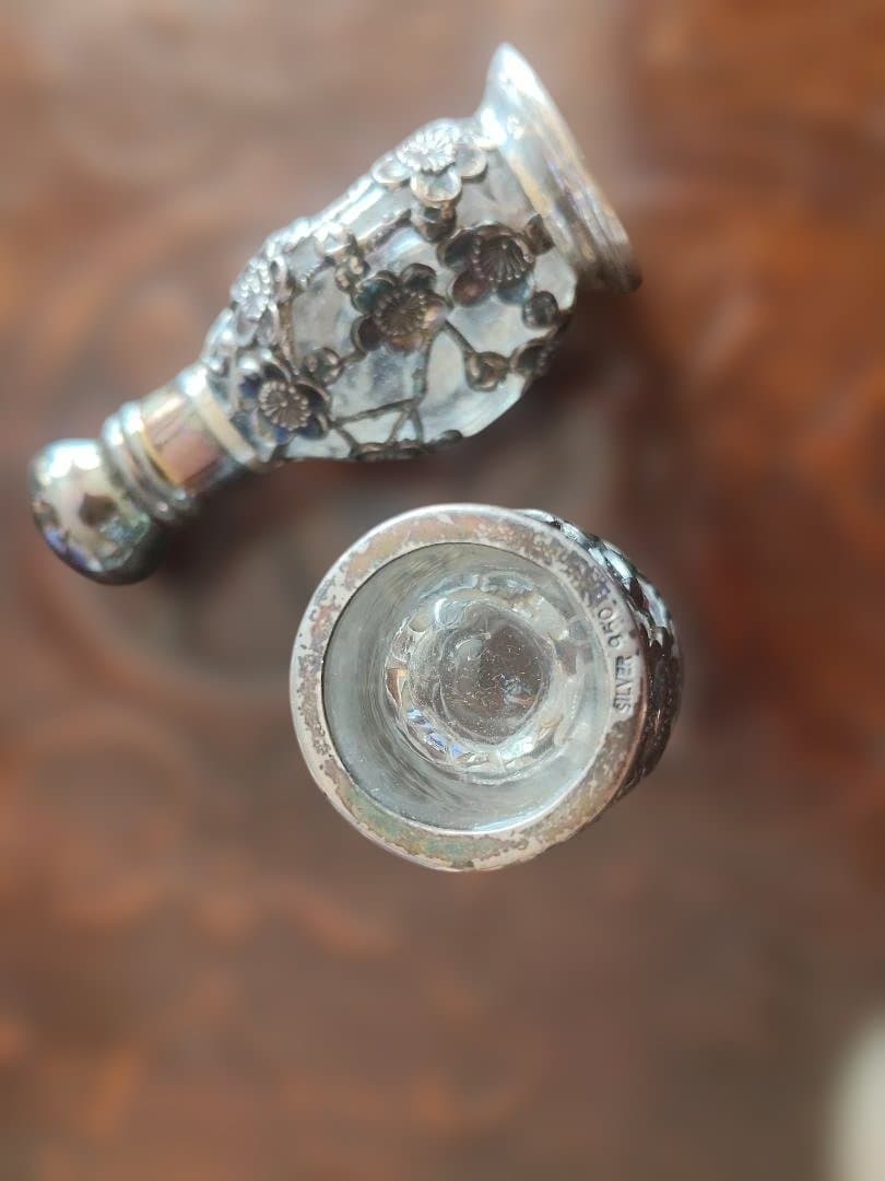 梅花模様のガラスと金属製装飾品、オ−ルドシルバー-