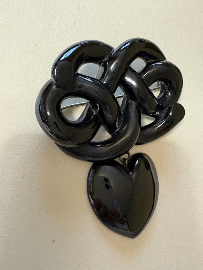 アンティークジェット　黒いハート型チャーム付きブローチ