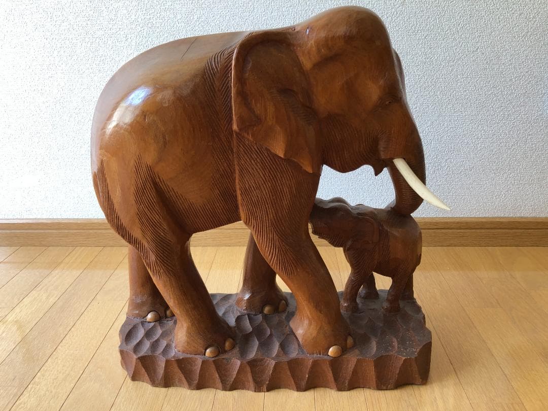 木製象と子象の彫刻