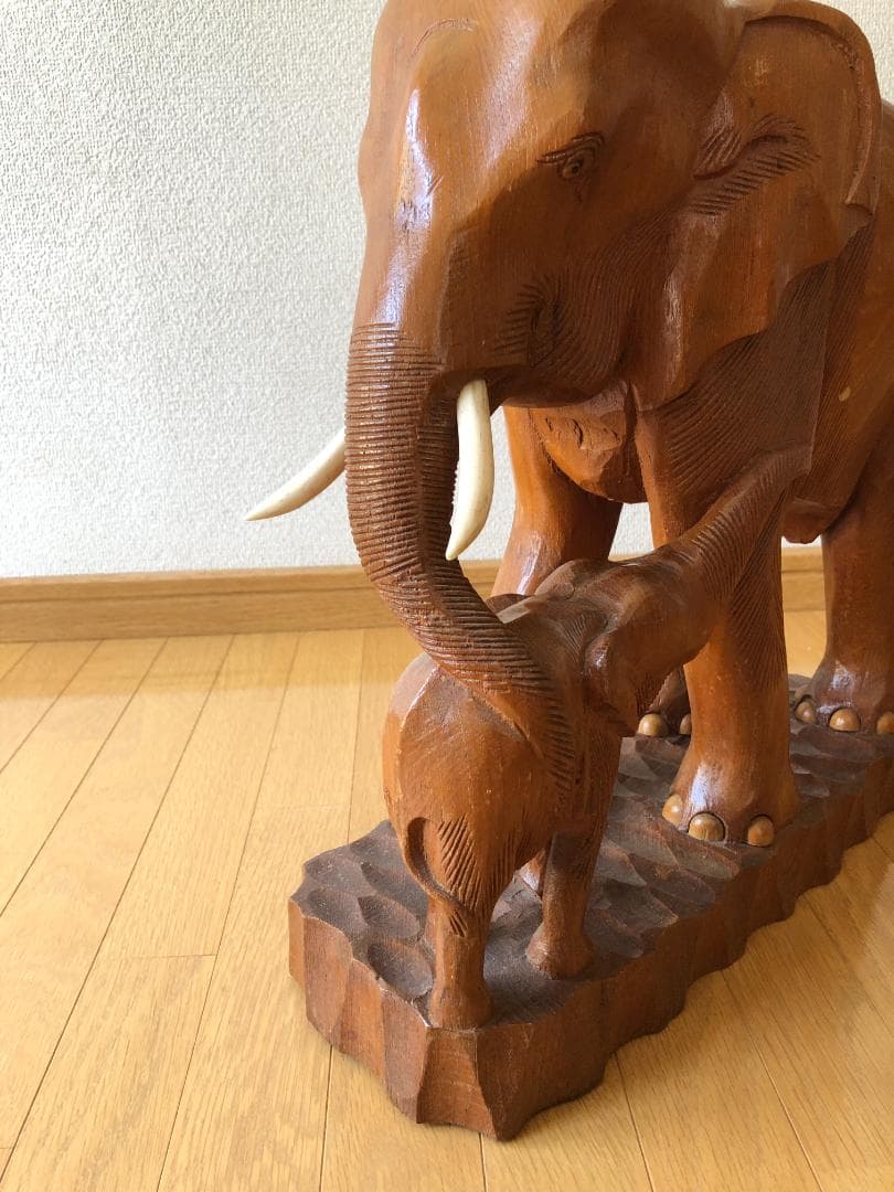 木製象と子象の彫刻