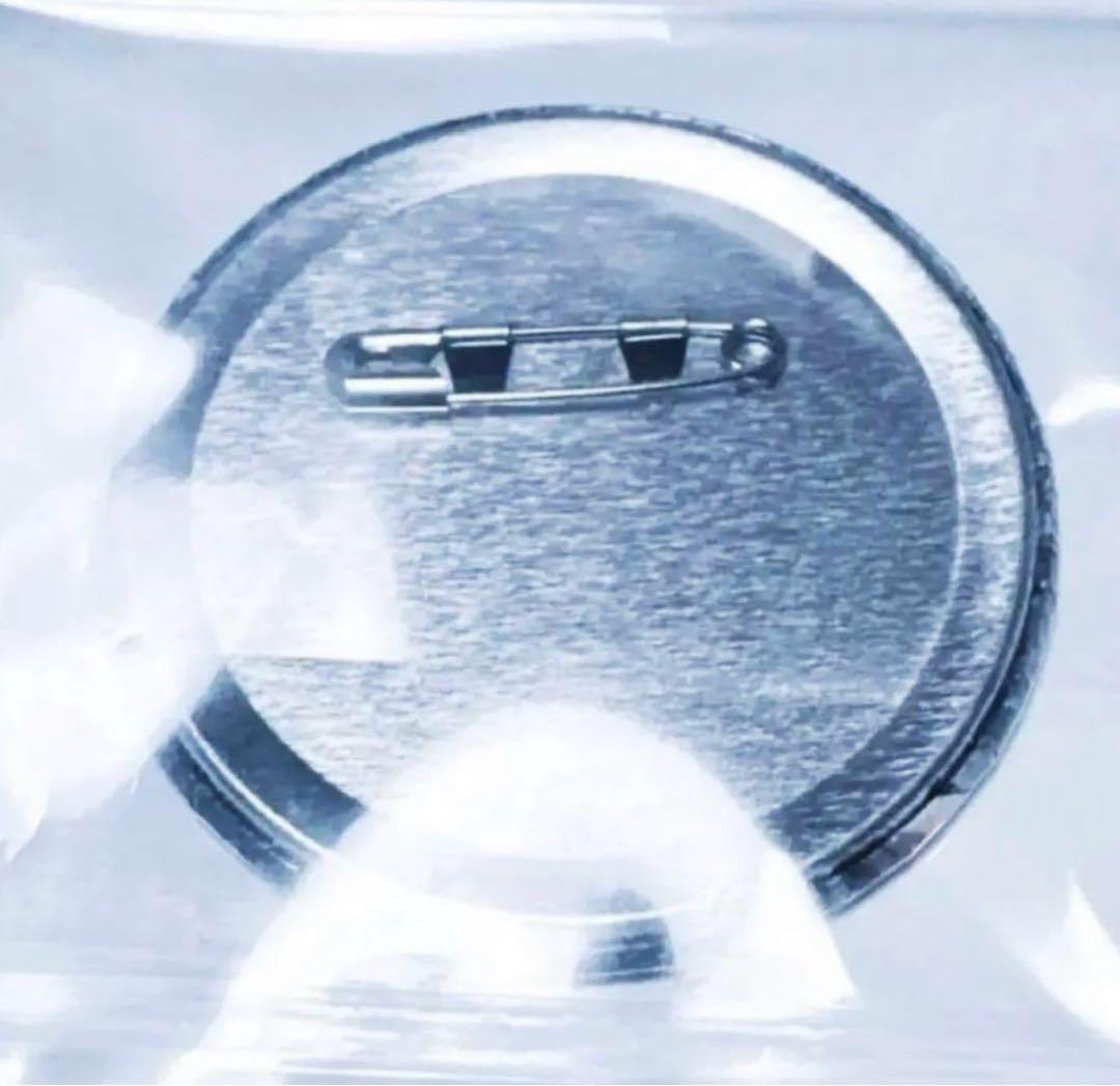 進撃の巨人 リヴァイ スーツ WITSTUDIO 巨人検定 缶バッジ