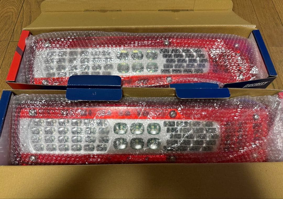 タ*カ様 新型UD LEDテールランプ VOLVOタイプ　左右　新品
