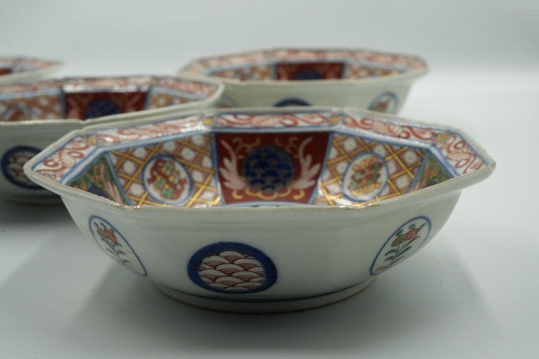 大聖寺伊万里　５客　赤絵金彩　八角中皿　大明萬暦年製　磁貫入　丸紋巻物　波図