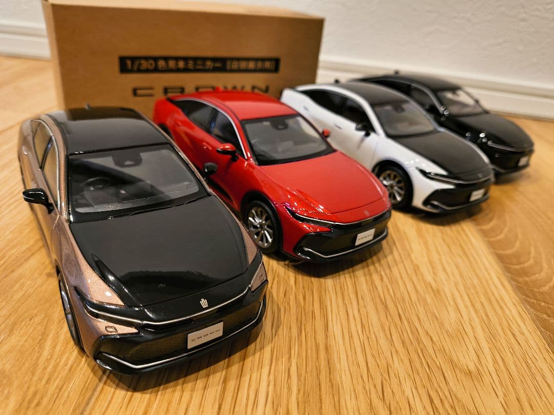 新型クラウン カラーサンプルミニカー 【箱付き非売品】4台セット!!