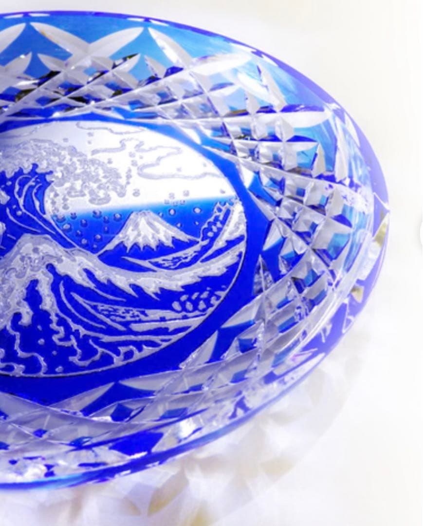 新品木箱入　江戸切子　富嶽三十六景神奈川沖波裏に福菱　飾皿ルリ　木村泰典皿立て付