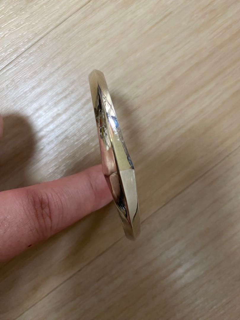 あか　　Man 目黒蓮着用　mollive（モリーヴ)バングル