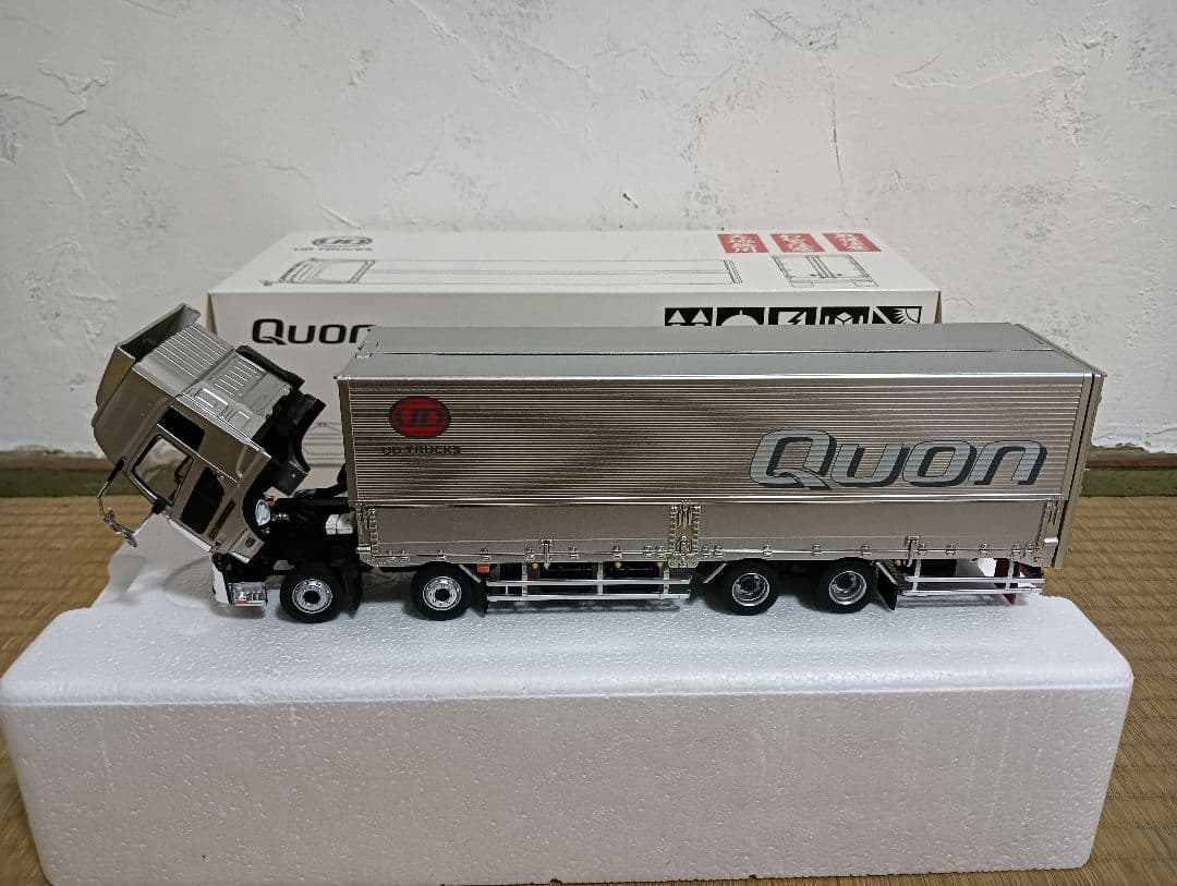 Quonトラック 1/43スケール シルバー