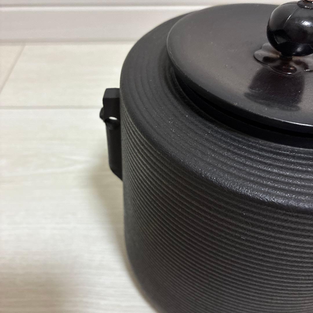 茶道具　志きの　糸目　筒釜 　　　　　　　蓋は唐銅製（釜かん付）