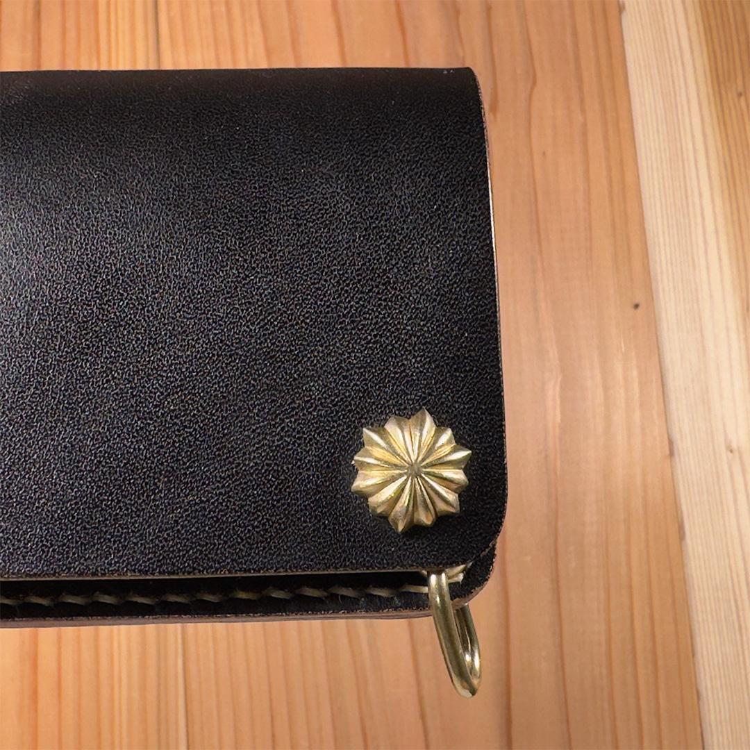 昭南本ヌメ革・丘染めブラック茶芯（手染め）｜ミドルトラッカーウォレット