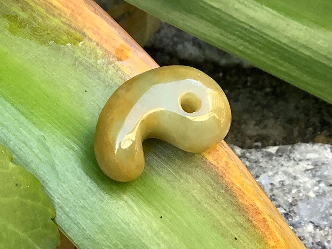 ⭕️超極上レア物　✳一番数少ない幻の幸運の黄色‼️ 糸魚川翡翠勾玉ガラス質鑑定鑑別書