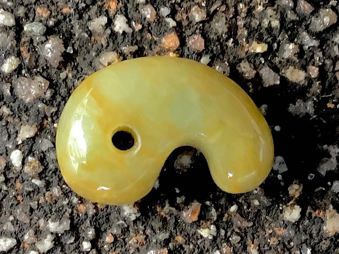 ⭕️超極上レア物　✳一番数少ない幻の幸運の黄色‼️ 糸魚川翡翠勾玉ガラス質鑑定鑑別書