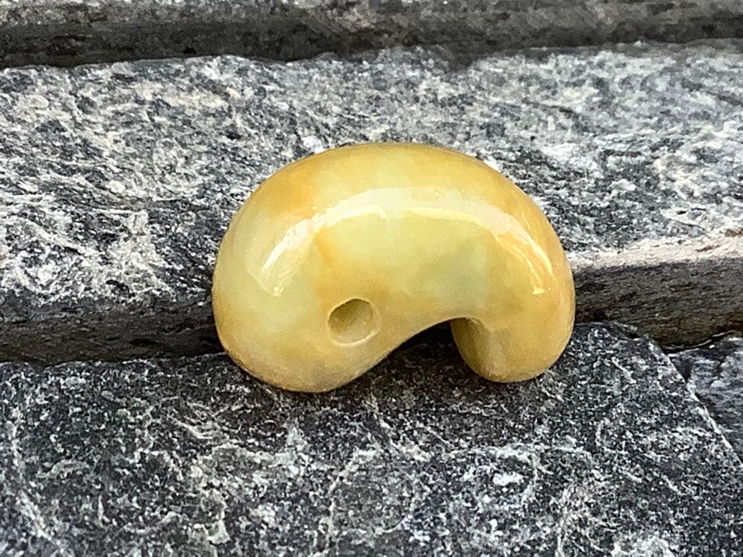 ⭕️超極上レア物　✳一番数少ない幻の幸運の黄色‼️ 糸魚川翡翠勾玉ガラス質鑑定鑑別書