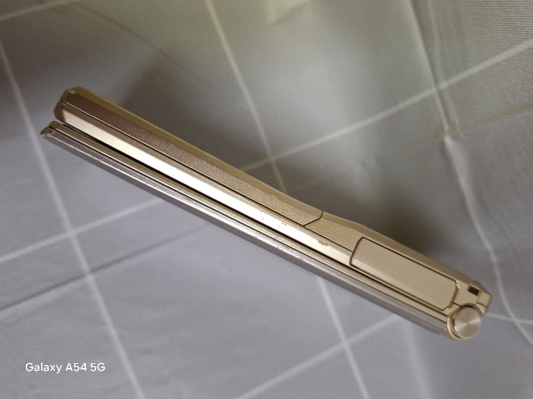 ドコモ docomo F-07F•GOLD／富士通ガラケー携帯電話 ／中古品