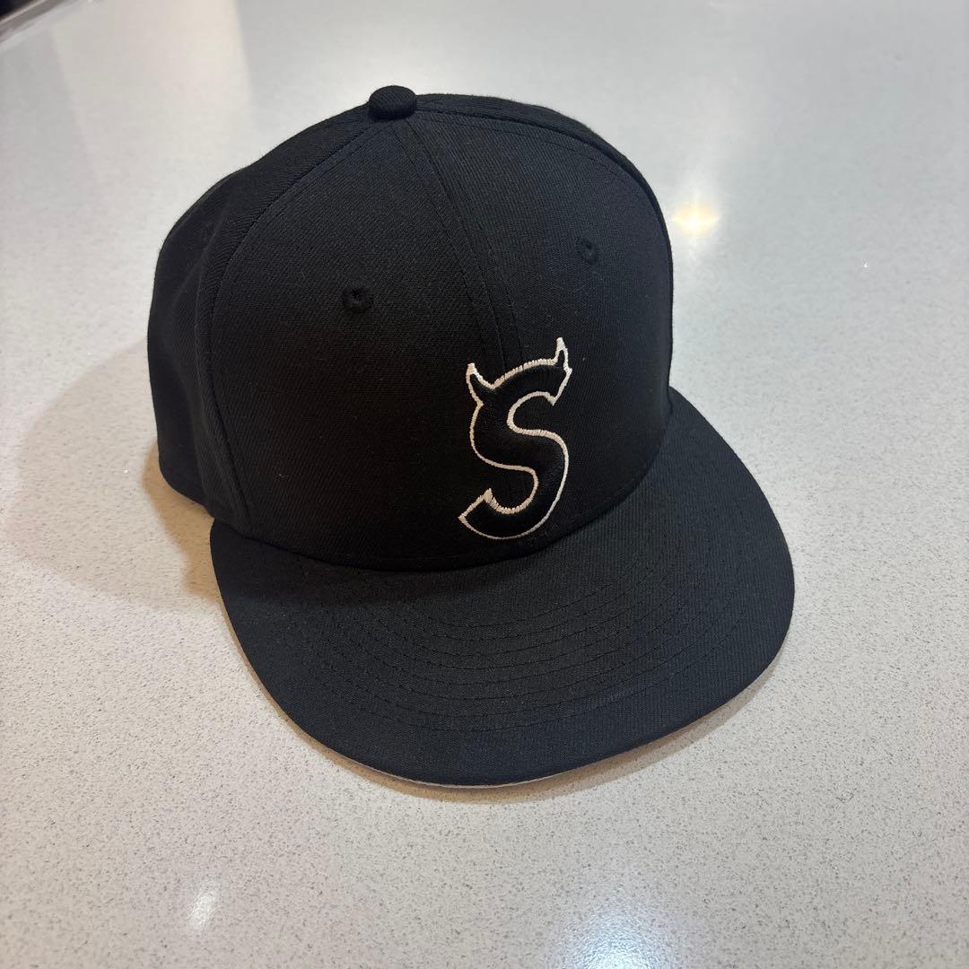 グ*ロ様 激レアSupreme S Logo New Era 7 5/8 Sロゴ