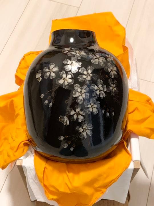 吉川水城作 黒釉桜文瓶