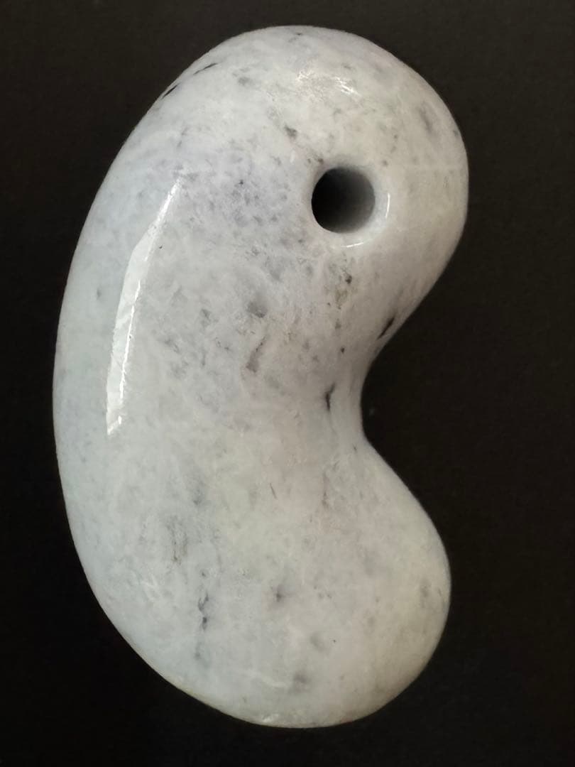 【糸魚川翡翠】勾玉　綺麗なラベンダーカラー