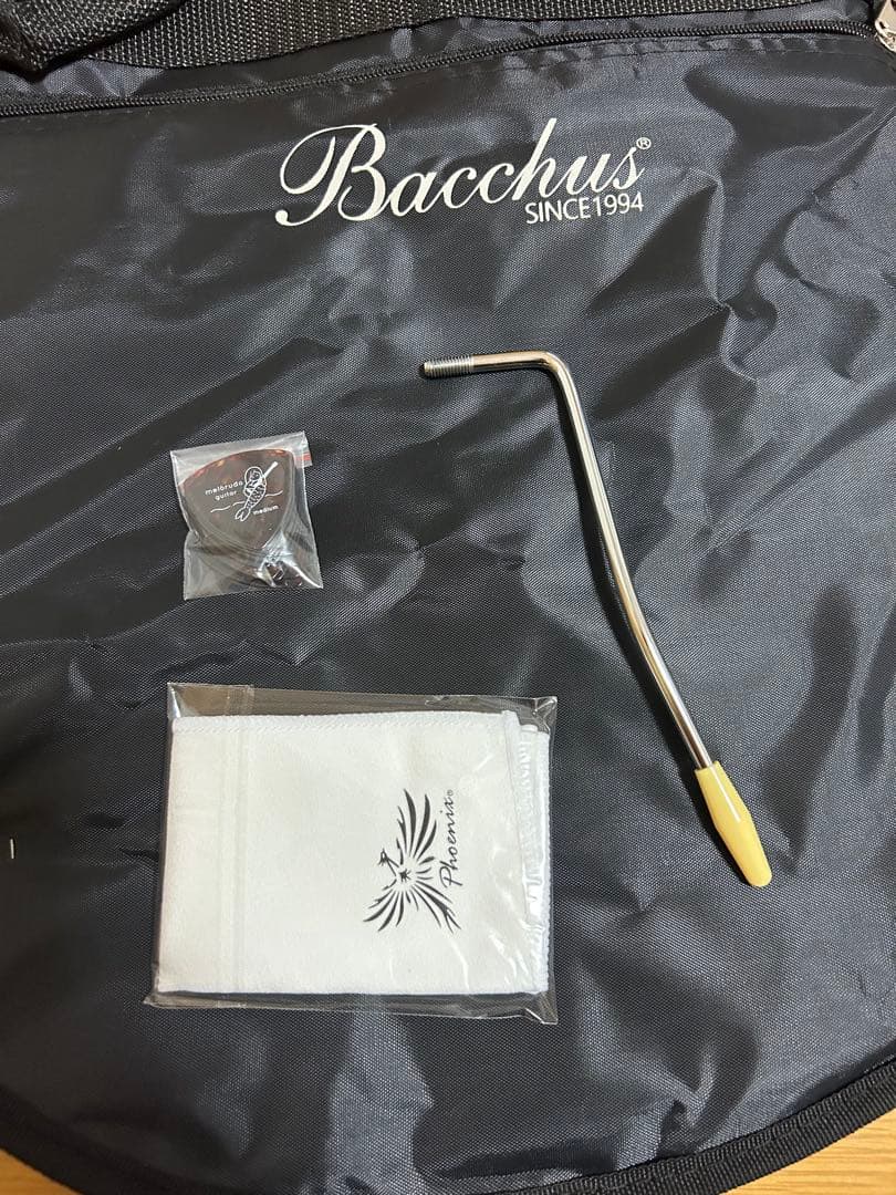 美品おまけ付　Bacchus BST-2-RSM/R OWH ストラト　ギター