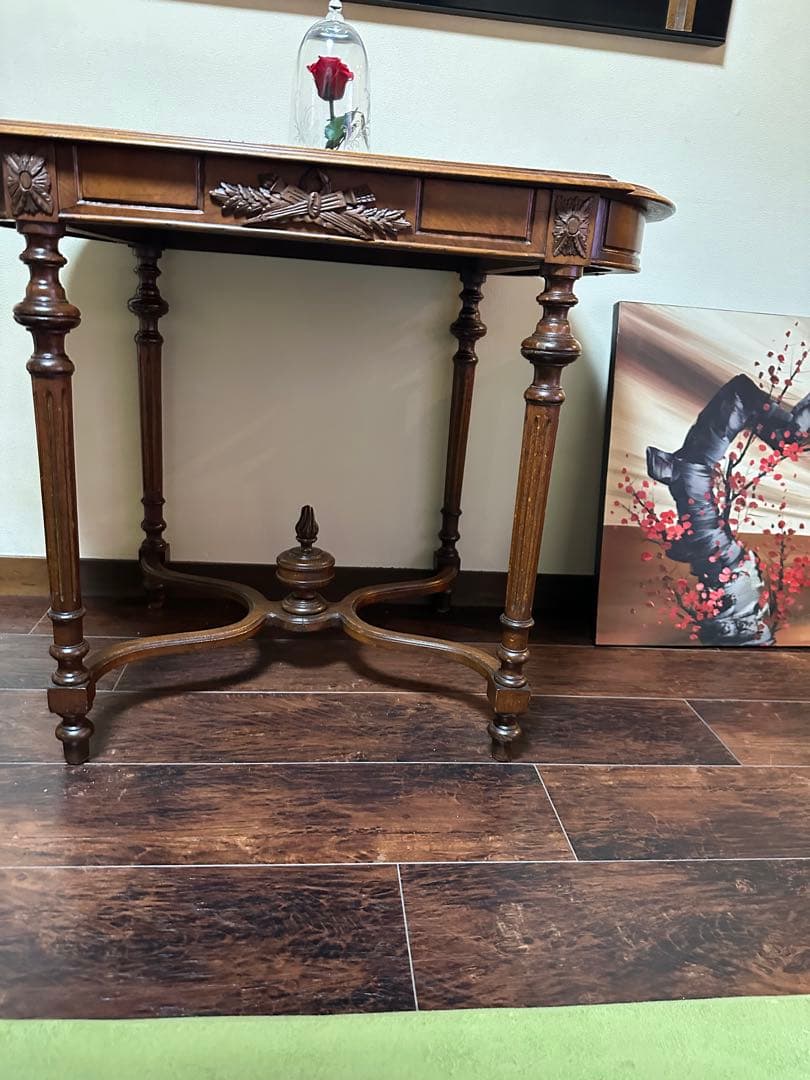 装飾彫刻付き木製オーバルテーブル