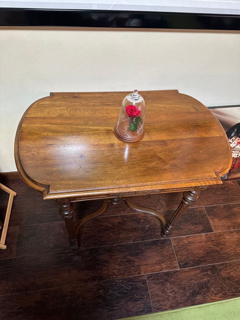 装飾彫刻付き木製オーバルテーブル