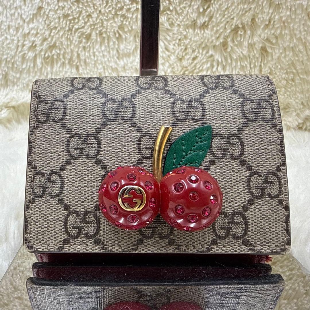 ✨美品✨ グッチ　二つ折り財布 チェリー　さくらんぼ PVC GGスプリーム