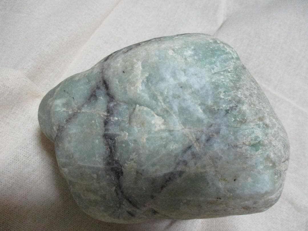 糸魚川　翡翠　原石　２．２ｋｇ　姫川産　ヒスイ　宝石　水石　鑑賞石　国産鉱物