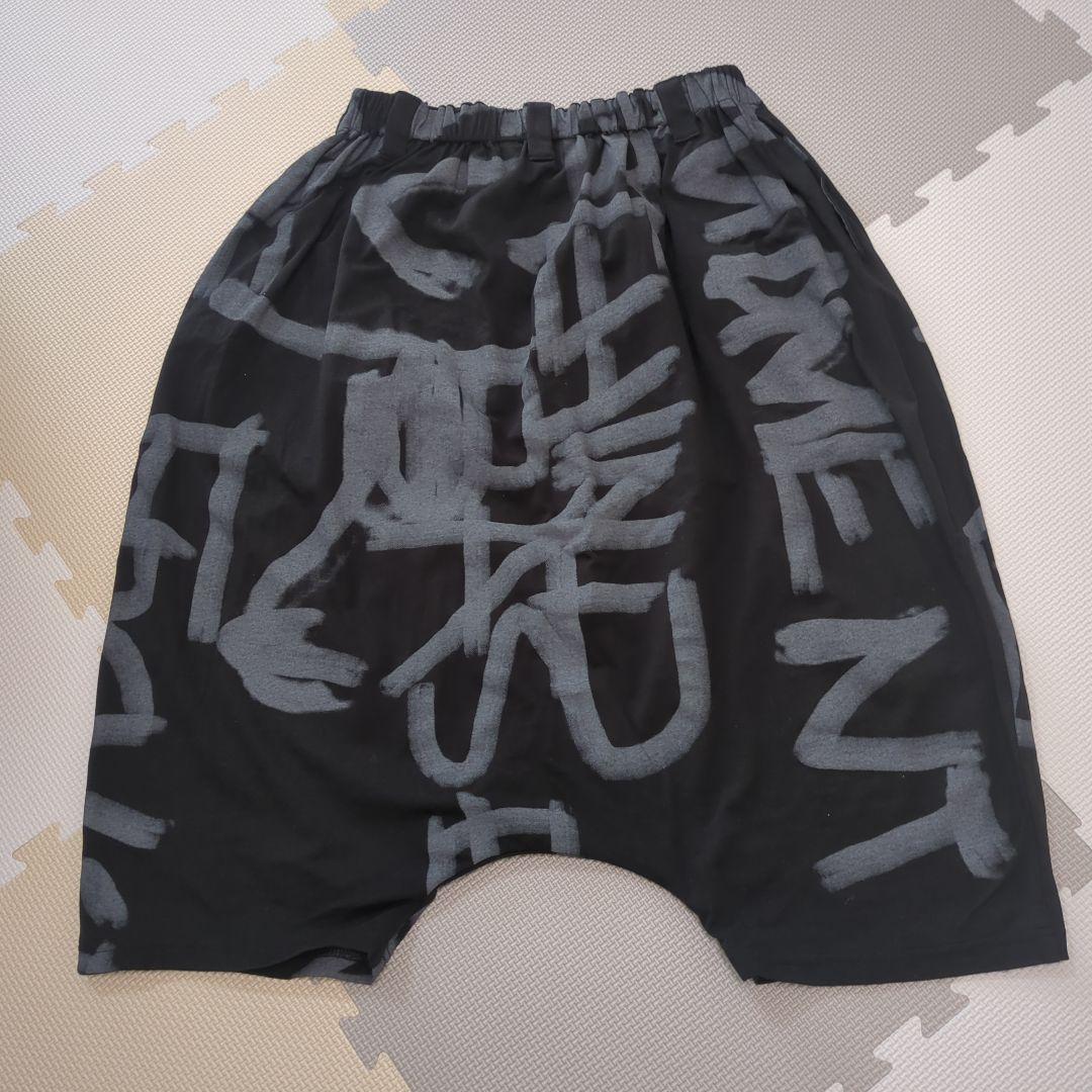 モユル　MOYURU サルエルパンツ 黒と灰色のグラフィック