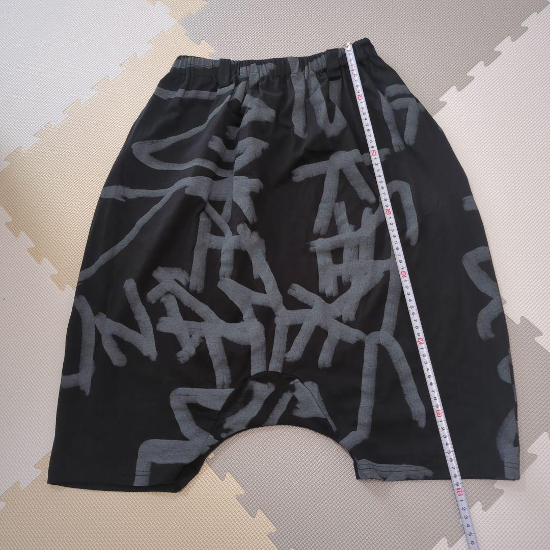 モユル　MOYURU サルエルパンツ 黒と灰色のグラフィック