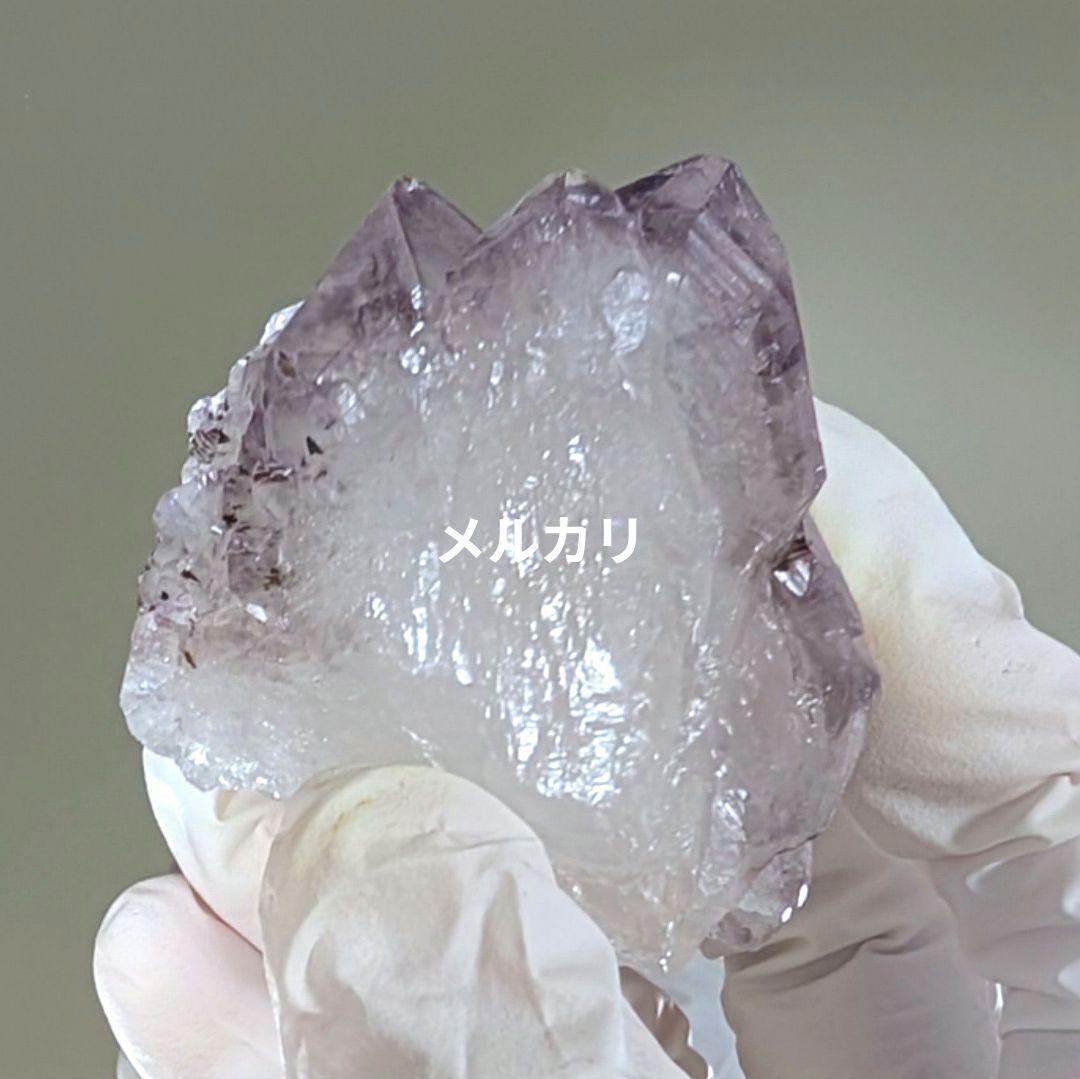 特徴的なアメジスト原石（扇形状内包物入り）