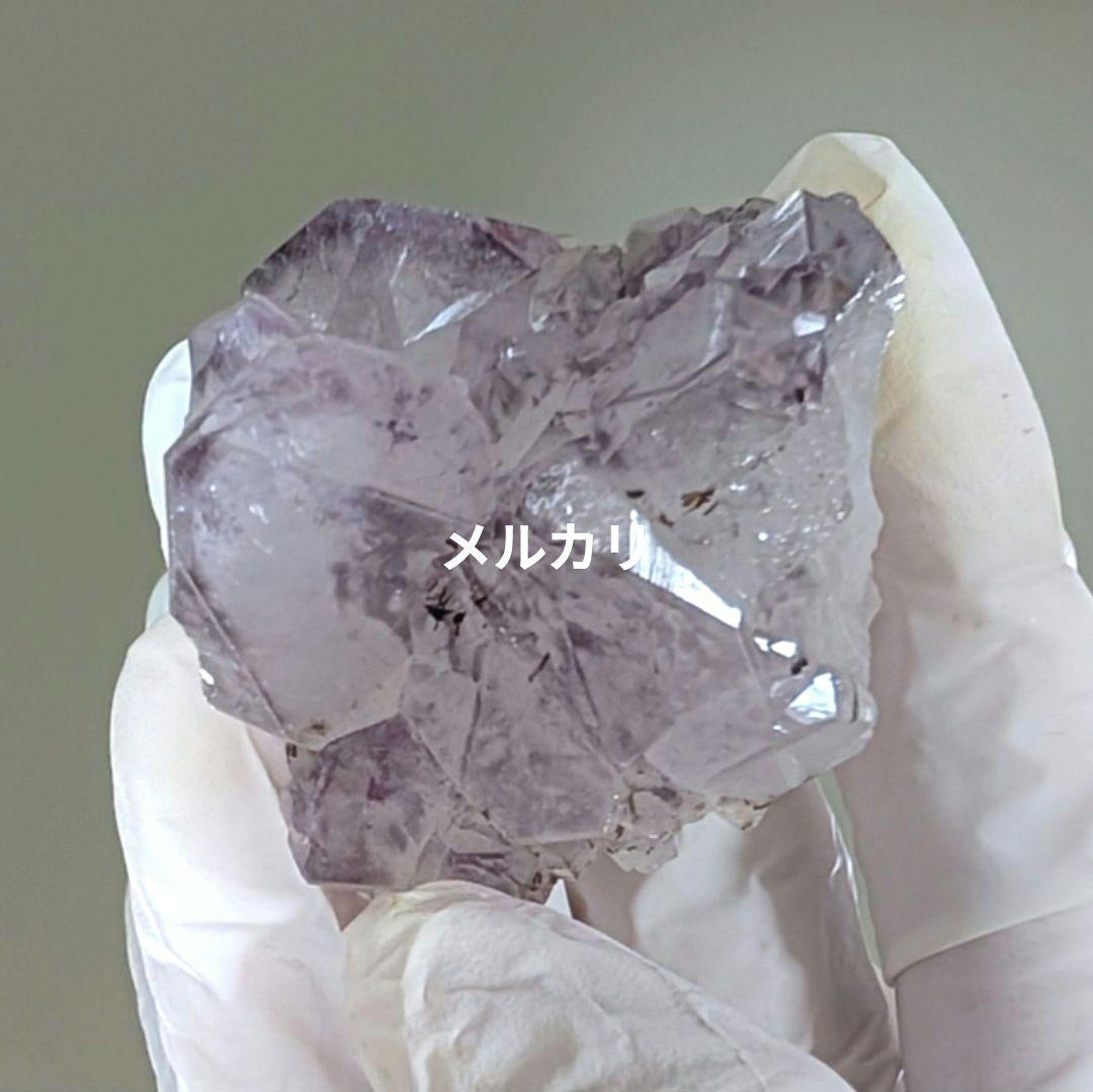 特徴的なアメジスト原石（扇形状内包物入り）