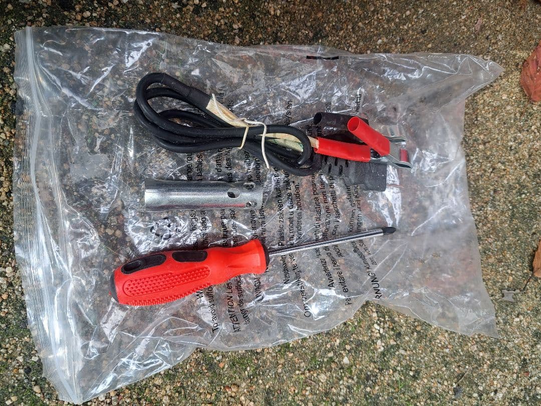 インバーター発電機 100V 12A　送料込み