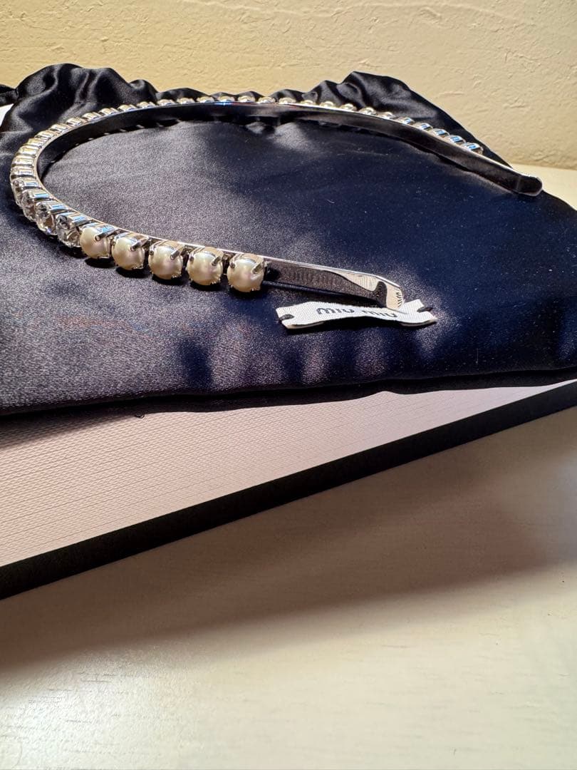 miu miu ビジュー付きヘアカチューシャ