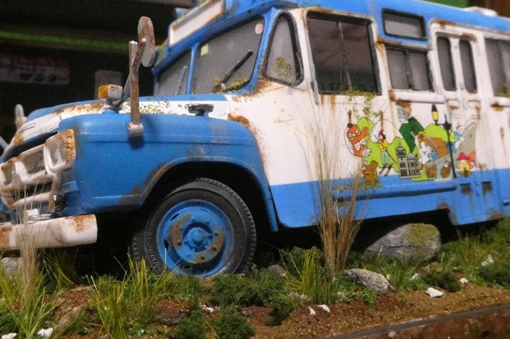 1/32 ボンネットバス 昭和レトロ風景 ジオラマ完成品 草ヒロ 錆汚し加工