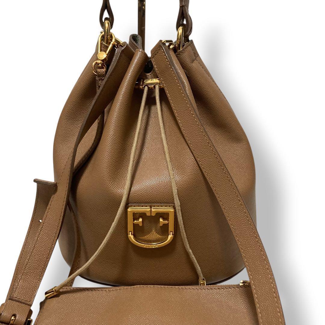 【美品】フルラ　バケット　巾着ショルダーバッグ　ロゴ金具　レザー　茶色　斜め掛け