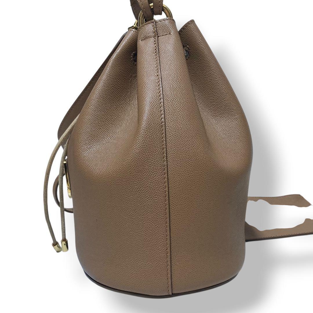 【美品】フルラ　バケット　巾着ショルダーバッグ　ロゴ金具　レザー　茶色　斜め掛け