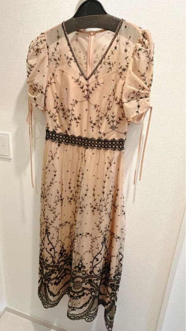 エルケイ[SETTAN]ベージュ・ ブラック刺繍 ミディアムワンピース