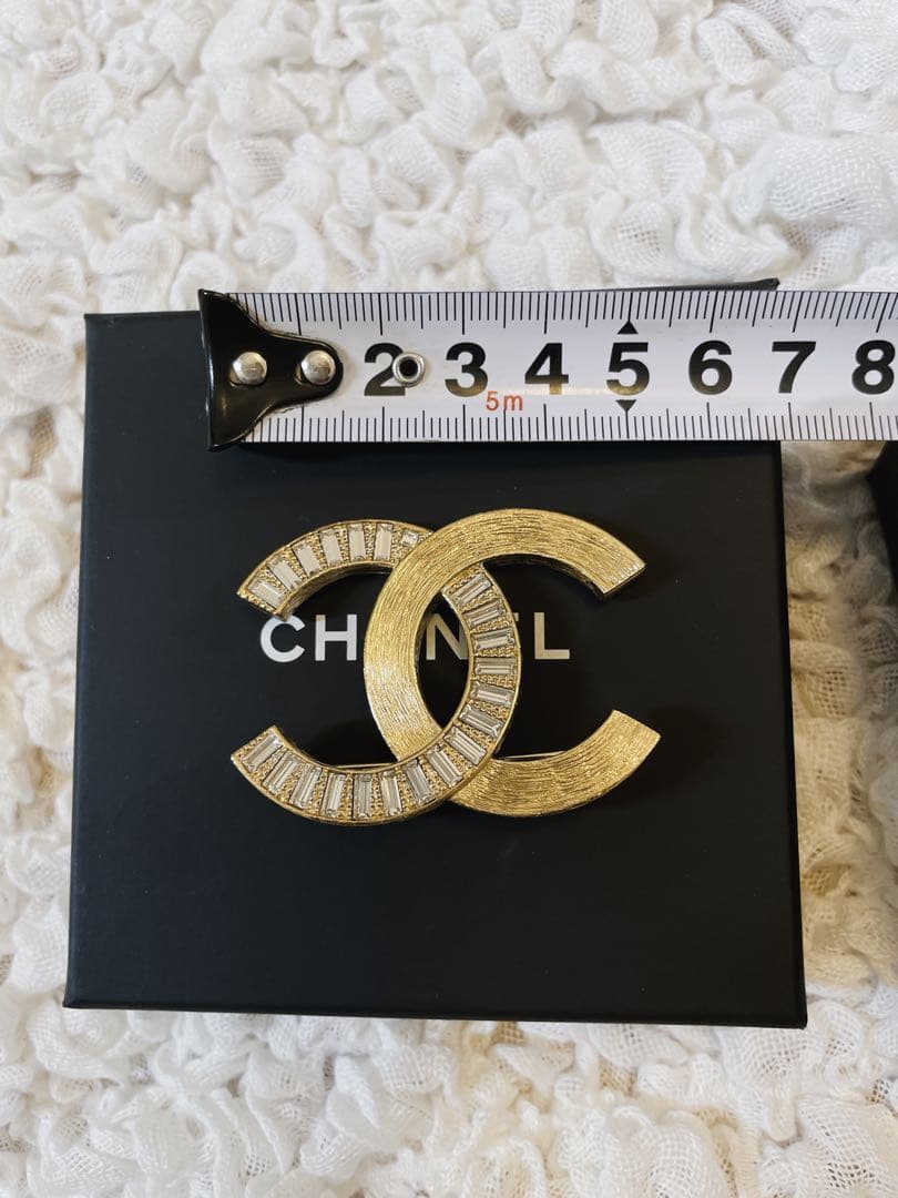 アキラ　CHANEL ゴールド CCロゴブローチ