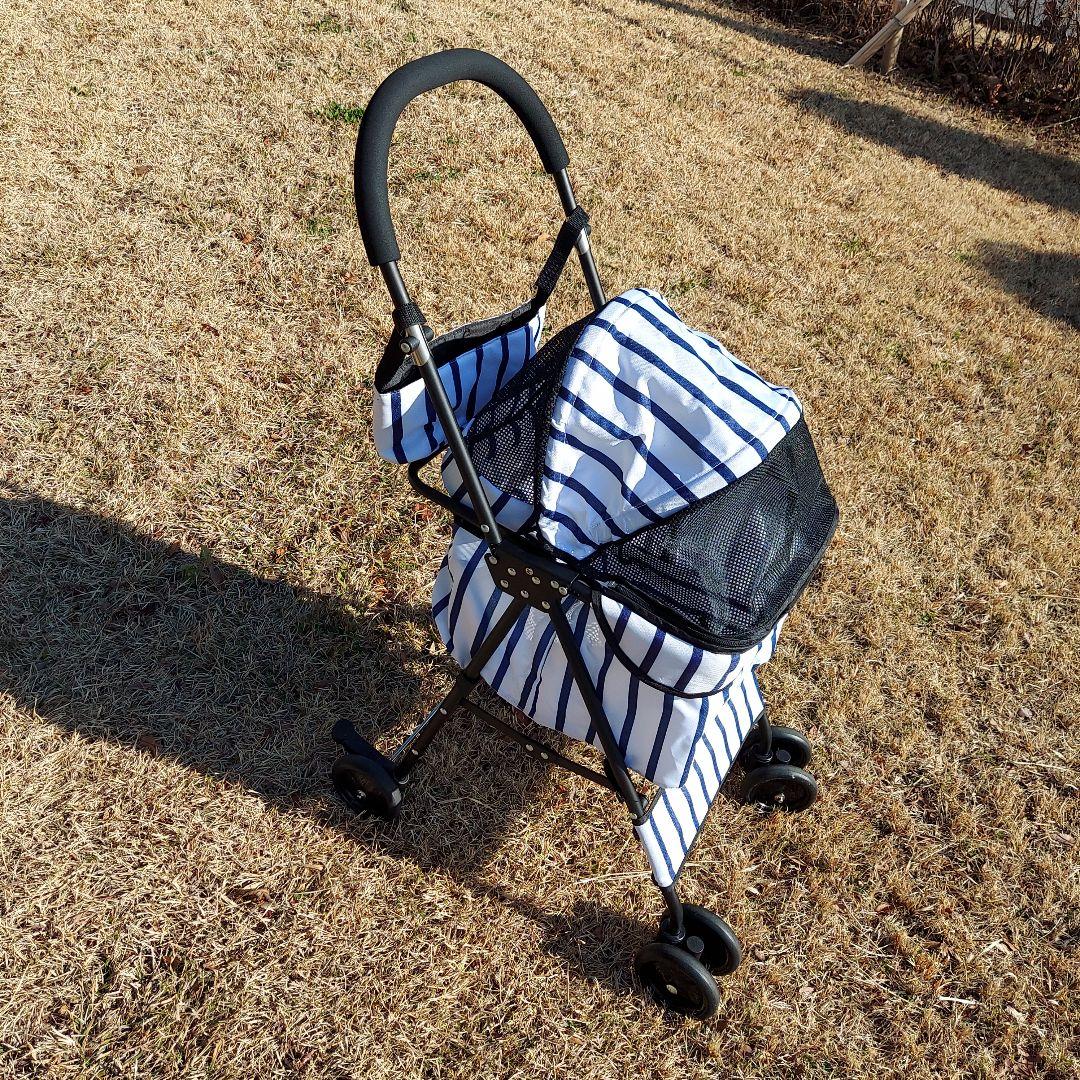 ４輪でもコンパクトに畳める軽量ペットカート