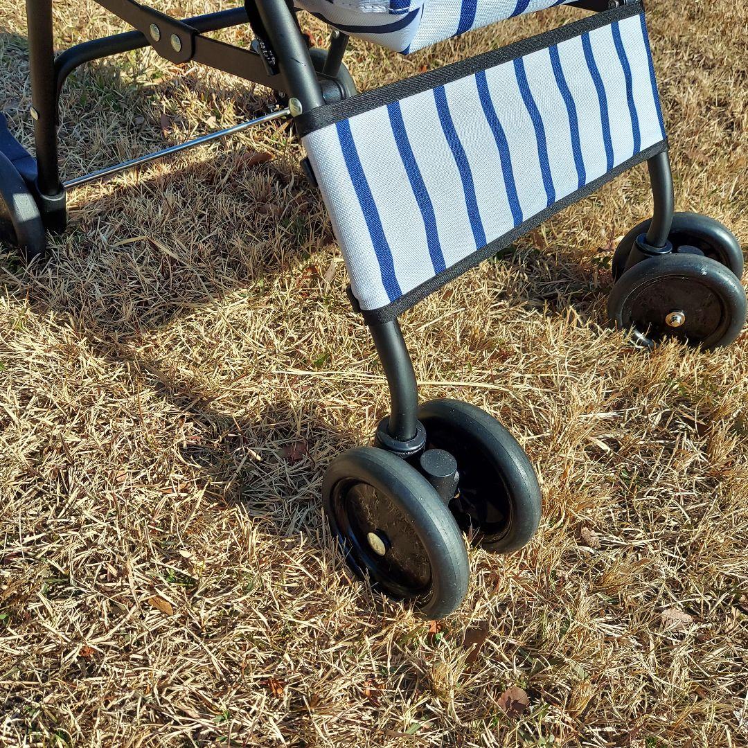 ４輪でもコンパクトに畳める軽量ペットカート