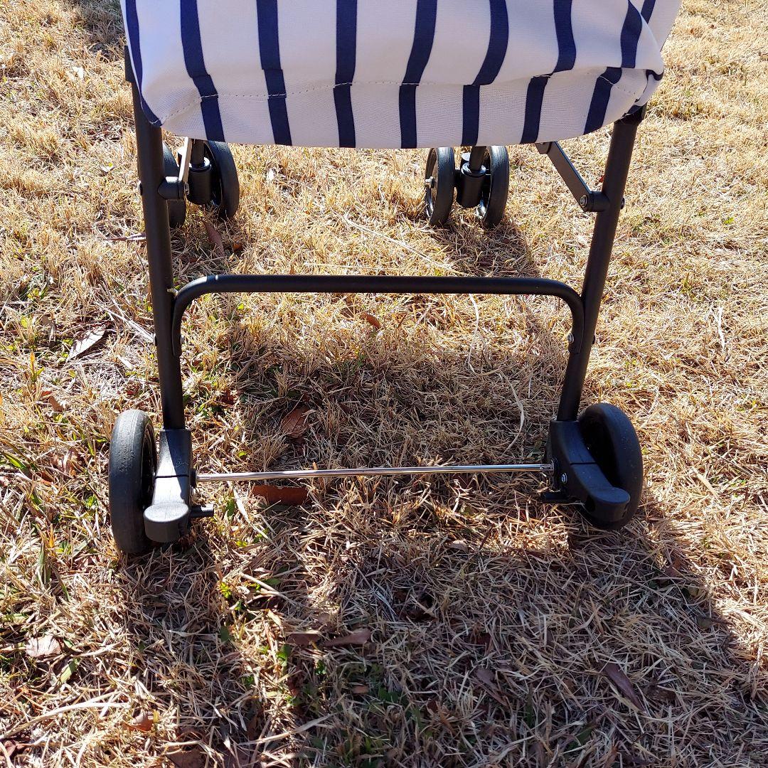 ４輪でもコンパクトに畳める軽量ペットカート