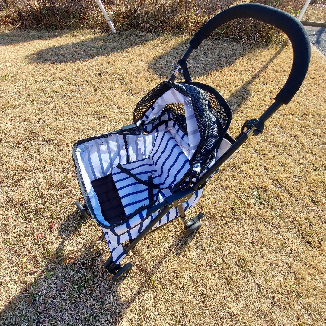 ４輪でもコンパクトに畳める軽量ペットカート