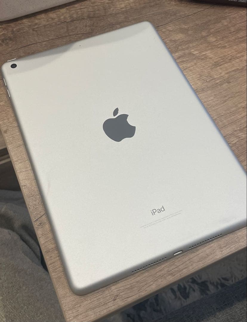 Apple iPad (第6世代) シルバー 32GB