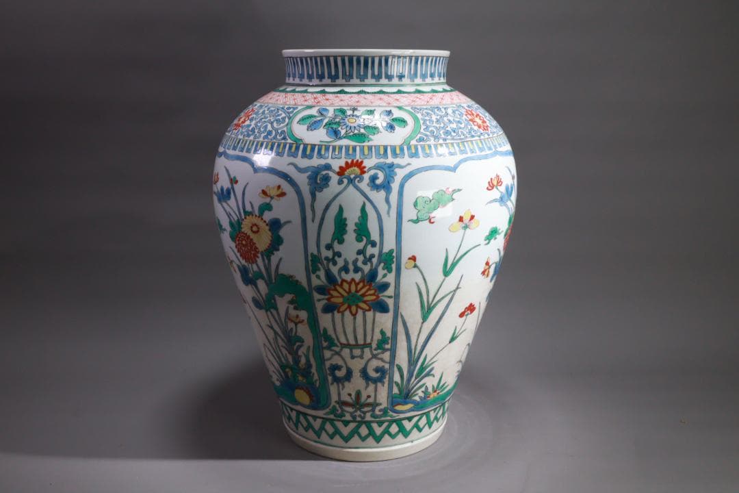 有田焼　柿右衛門様式　色絵七宝花唐草三方花卉図　大壷　BE931